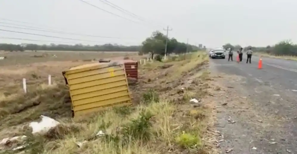Vuelca tráiler doble articulado en la carretera Mante-Tampico