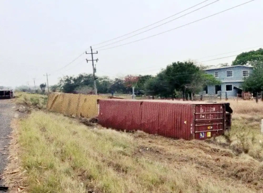 Vuelca tráiler doble articulado en la carretera Mante-Tampico
